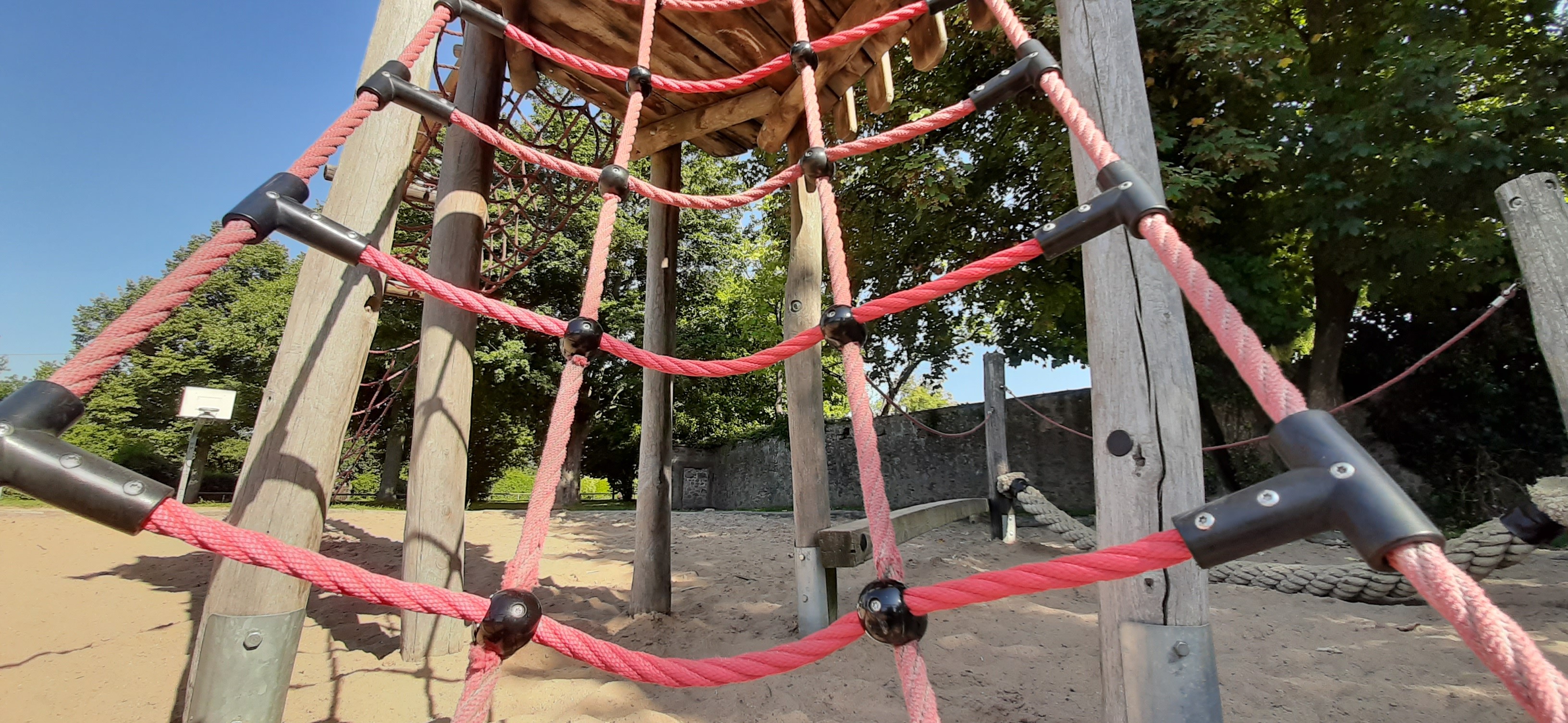 Les filets et cordages armés sur mesure pour aires de jeux